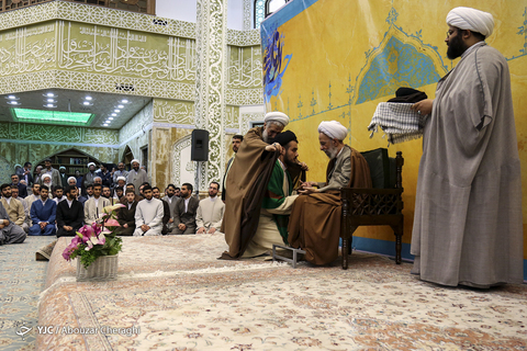 مراسم عمامه گذاری طلاب به مناسبت نیمه شعبان در حوزه علمیه امام خمینی (ره)