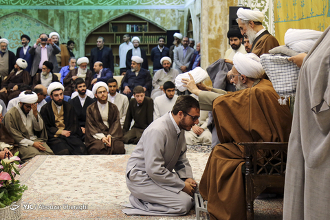 مراسم عمامه گذاری طلاب به مناسبت نیمه شعبان در حوزه علمیه امام خمینی (ره)