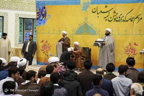 مراسم عمامه گذاری طلاب به مناسبت نیمه شعبان در حوزه علمیه امام خمینی (ره)