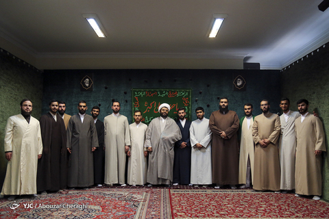 مراسم عمامه گذاری طلاب به مناسبت نیمه شعبان در حوزه علمیه امام خمینی (ره)