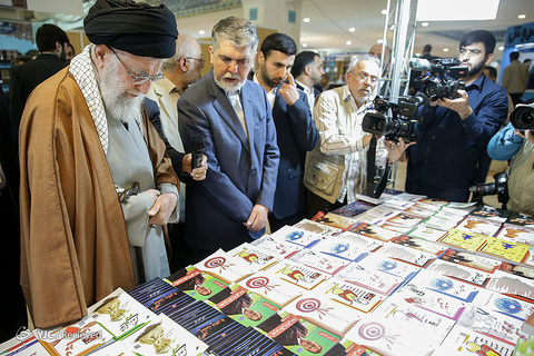 بازدید رهبر انقلاب از نمایشگاه کتاب تهران