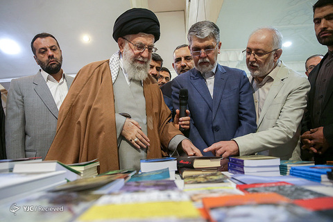 بازدید رهبر انقلاب از نمایشگاه کتاب تهران