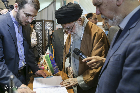 بازدید رهبر انقلاب از نمایشگاه کتاب تهران