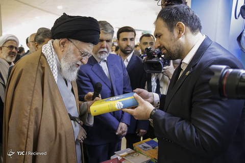 بازدید رهبر انقلاب از نمایشگاه کتاب تهران