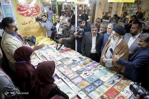 بازدید رهبر انقلاب از نمایشگاه کتاب تهران