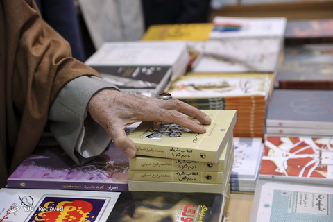 بازدید رهبر انقلاب از نمایشگاه کتاب تهران