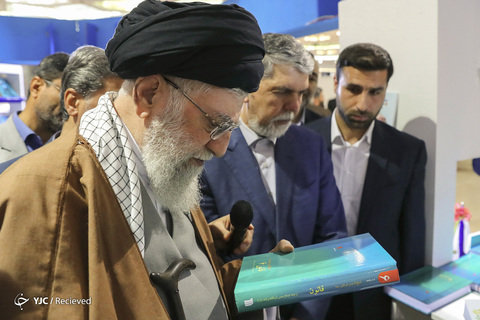 بازدید رهبر انقلاب از نمایشگاه کتاب تهران