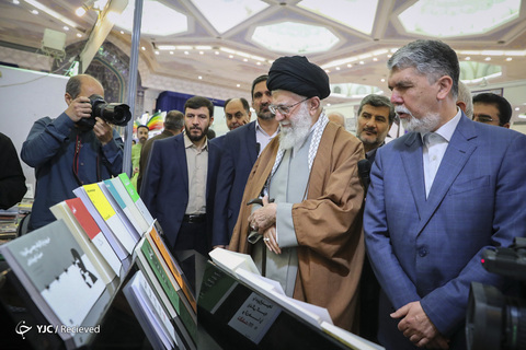 بازدید رهبر انقلاب از نمایشگاه کتاب تهران
