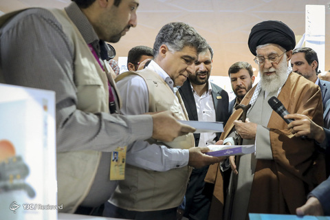 بازدید رهبر انقلاب از نمایشگاه کتاب تهران