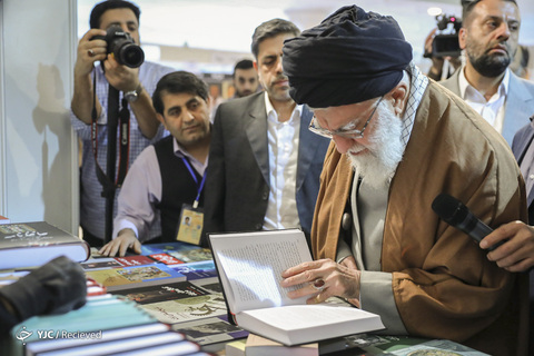 بازدید رهبر انقلاب از نمایشگاه کتاب تهران
