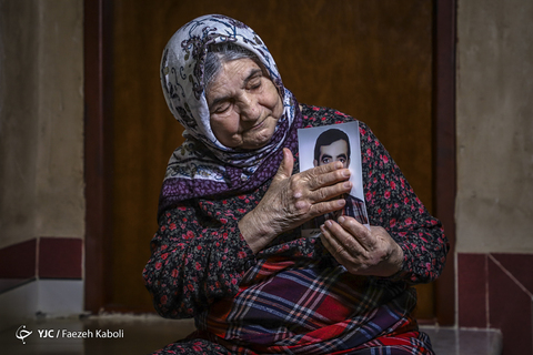 مادر شهید مهدی سوسرایی،۳۶ ساله،۶ روز بعد از حادثه پیکرش از معدن خارج شد. دو فرزند پسر ۹ ساله و ۴ ساله داشت.