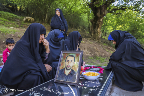خانواده شهید هادی سوسرایی، معدنچی جانباخته در حادثه معدن زمستان یورت بر سر مزارش.