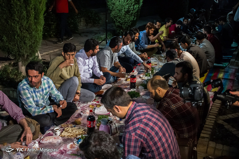 افطاری ساده عکاسان متعهد در پارک هنرمندان