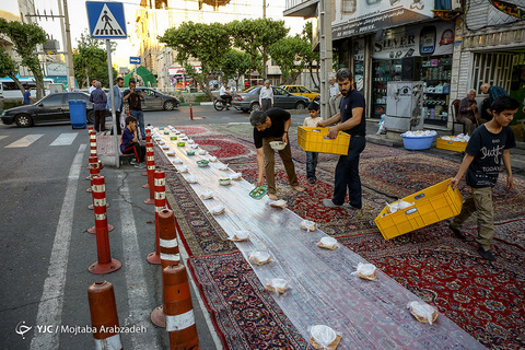 سفره‎ افطار برای اهالی محل
