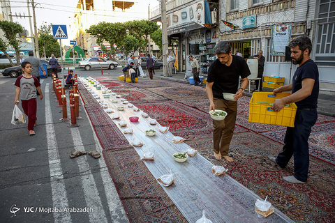 سفره‎ افطار برای اهالی محل