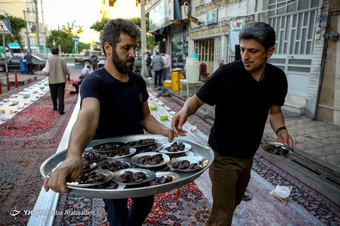 سفره‎ افطار برای اهالی محل