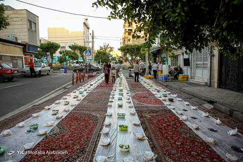 سفره‎ افطار برای اهالی محل