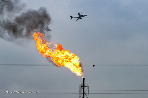 اهواز در محاصره دودهای دکل‌ها و مشعل‌های نفتی قرار دارد. تأسیساتی که بیشترین آلودگی زیست محیطی را برای خوزستان نفت‌خیز و سلامتی مردمانش به همراه داشته است.
