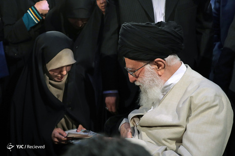 دیدار رمضانی شاعران با رهبر انقلاب