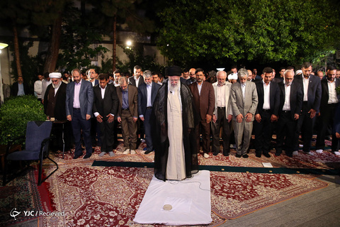 دیدار رمضانی شاعران با رهبر انقلاب