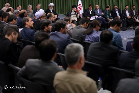 دیدار رمضانی شاعران با رهبر انقلاب