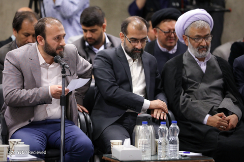 دیدار رمضانی شاعران با رهبر انقلاب