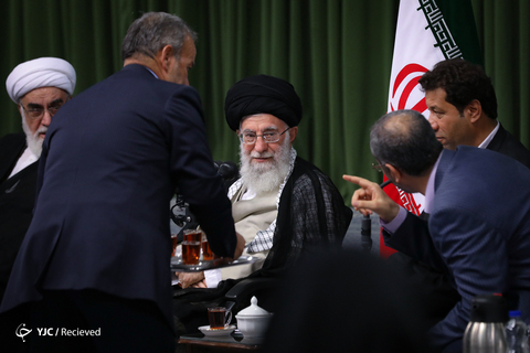 دیدار رمضانی شاعران با رهبر انقلاب
