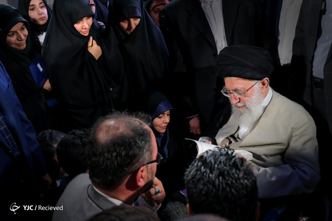 دیدار رمضانی شاعران با رهبر انقلاب