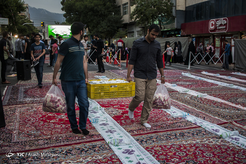 اطعام کربمانه؛ پخت و توزیع ده هزار کاسه آش رشته افطاری به رهگذران