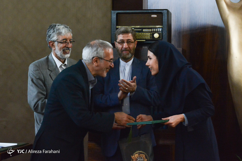 آیین سخن؛ پاسداشت زبان فارسی