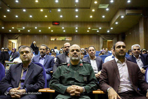 تجلیل از خانواده شهدای فاطمیون