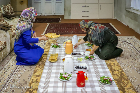 افطاری مهمان خانواده‌ای ترکمن