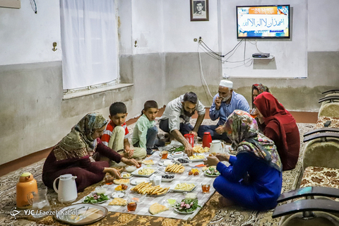 افطاری مهمان خانواده‌ای ترکمن