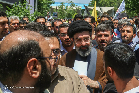 حضور حجت‌الاسلام سیدمجتبی حسینی‌خامنه‌ای فرزند رهبر معظم انقلاب در راهپیمایی روز جهانی قدس ۹۸ تهران