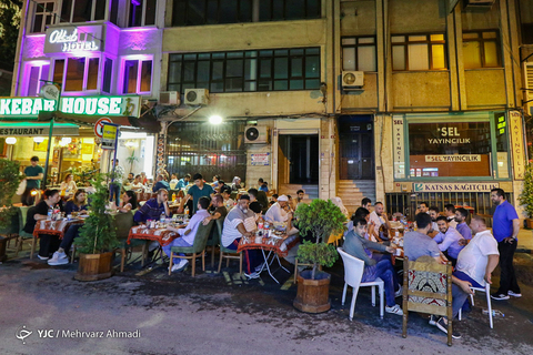 سفره های افطار در میدان سلطان احمد استانبول