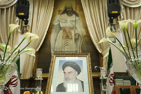 بزرگداشت امام خمینی (ره) در نیایشگاه زرتشتیان