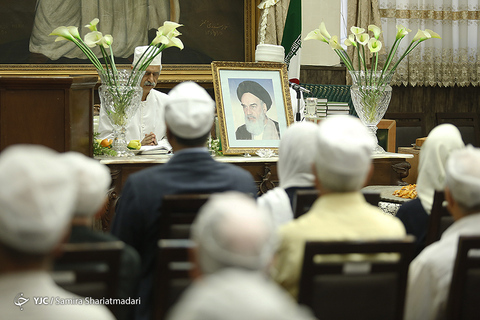 بزرگداشت امام خمینی (ره) در نیایشگاه زرتشتیان