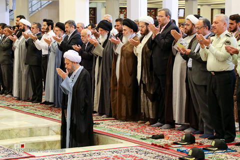 اقامه نماز عیدسعیدفطر در حرم شاهچراغ (ع) شیراز