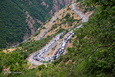 مسافران در ترافیک جاده چالوس