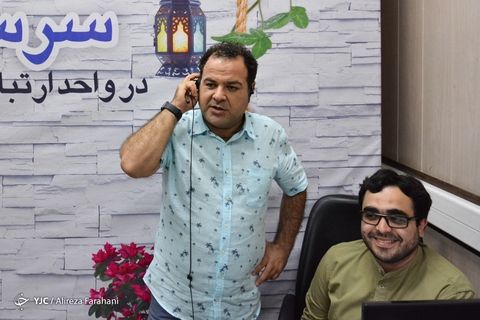 دست اندرکاران برنامه سحرگاهی شبکه نهال «سرسفره خدا» ​ بعدازظهر امروز با حضور در روابط عمومی رسانه ملی (تلفن ۱۶۲) بصورت مستقیم با بینندگان کودک به گفتگو نشستند