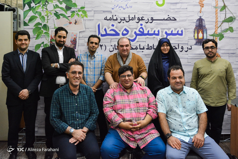 دست اندرکاران برنامه سحرگاهی شبکه نهال «سرسفره خدا» ​ بعدازظهر امروز با حضور در روابط عمومی رسانه ملی (تلفن ۱۶۲) بصورت مستقیم با بینندگان کودک به گفتگو نشستند