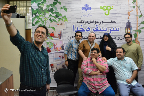 دست اندرکاران برنامه سحرگاهی شبکه نهال «سرسفره خدا» ​ بعدازظهر امروز با حضور در روابط عمومی رسانه ملی (تلفن ۱۶۲) بصورت مستقیم با بینندگان کودک به گفتگو نشستند
