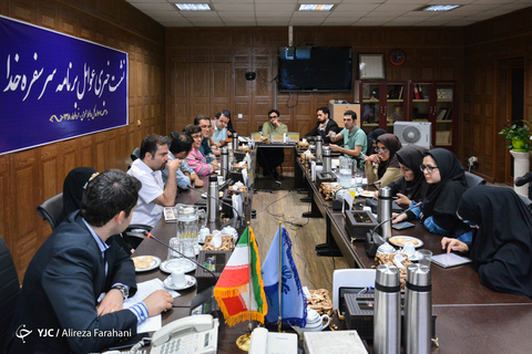 دست اندرکاران برنامه سحرگاهی شبکه نهال «سرسفره خدا» ​ بعدازظهر امروز با حضور در روابط عمومی رسانه ملی (تلفن ۱۶۲) بصورت مستقیم با بینندگان کودک به گفتگو نشستند