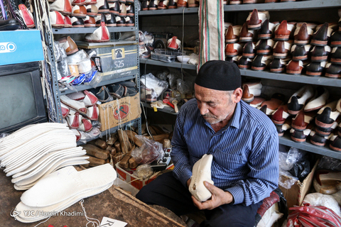 گیوه نوعی پاپوش سنتی است که بخش رویه آن با الیاف پنبه‌ای بافته می‌شود و زیره آن نیز از چرم است.