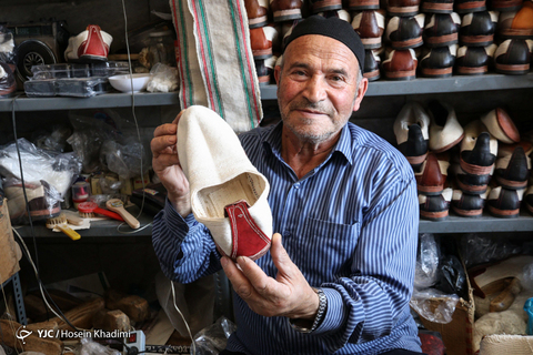 گیوه نوعی پاپوش سنتی است که بخش رویه آن با الیاف پنبه‌ای بافته می‌شود و زیره آن نیز از چرم است.