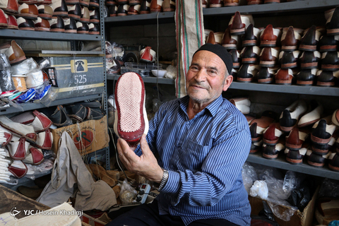 گیوه نوعی پاپوش سنتی است که بخش رویه آن با الیاف پنبه‌ای بافته می‌شود و زیره آن نیز از چرم است.