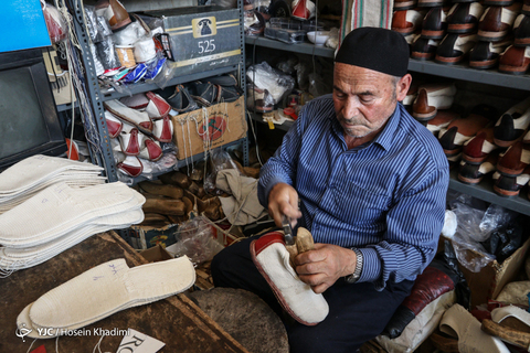 گیوه نوعی پاپوش سنتی است که بخش رویه آن با الیاف پنبه‌ای بافته می‌شود و زیره آن نیز از چرم است.