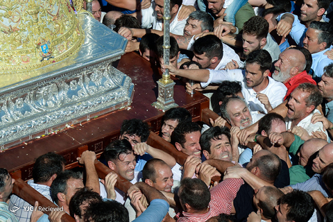 تصویری از Virgin Rocio در یک مراسم سنتی در اسپانیا