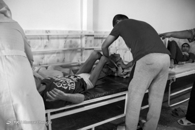 مهرداد مشکانی 20 ساله بیمار معلولیت ذهنی به همراه پرستار در حال کمک کردن به حمید رمضانی 29 ساله بیمار فلج مغزی یا c.p هستند
