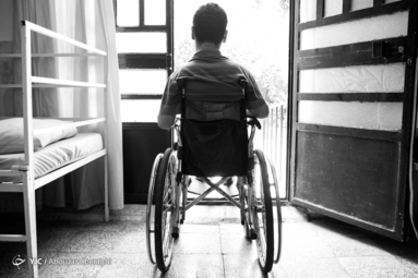 علیرضا محبی 27 ساله بیمار معلولیت جسمی